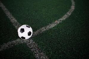 ballon de football sur la ligne blanche au stade photo