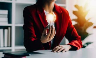 affaires gens toucher lumière ampoule.concept de des idées pour succès. concept avec innovation invention. Succès départ de une Nouveau idée à innovant La technologie basé sur Les données de le l'Internet, gros données. photo