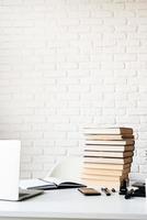 pile de livres sur la table photo