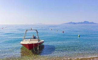 plus belle plage avec bateau sur l'île de kos en grèce.