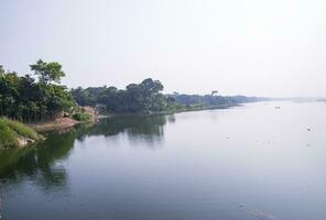 réflexion de des arbres dans le Lac l'eau contre le bleu ciel paysage campagne dans bangladesh photo