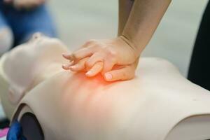 cpr premier aide formation avec cpr mannequin dans le classe photo