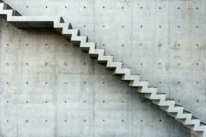 béton escalier avec béton mur en dehors de bâtiment photo