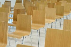 beaucoup vide en bois chaises ensemble soigné Lignes dans conférence pièce photo