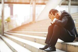 chômeurs crise désespoir et stress les gens compression au bureau se sentent stressés ne peuvent pas prendre de décision situation de chômage ou de dépression le stress cause des problèmes mentaux le stress et le concept de chômage. photo