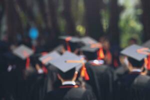 coup de chapeaux de fin d'études lors du début du succès des diplômés de l'université, félicitations à l'éducation conceptuelle. cérémonie de remise des diplômes, a félicité les diplômés de l'université. photo