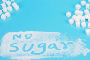 Contexte de sucre cubes. sucre avec copie espace. blanc sucre sur turquoise bleu Contexte. doux concentrer photo