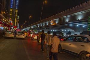 new-delhi delhi inde- vie nocturne gros trafic sur la route new-delhi delhi inde photo