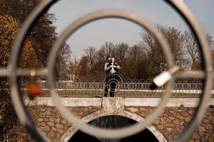 couple romantique dans le parc d'automne - concept d'amour, de relation et de rencontres photo