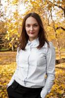 portrait de la belle jeune femme dans le parc d'automne photo