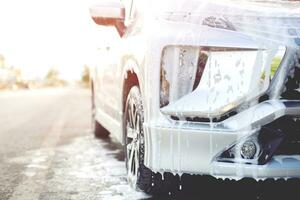 lavage de voiture en plein air avec du savon mousse. photo