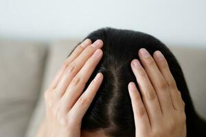 une femme a problèmes avec cheveux et cuir chevelu, elle a pellicules de allergique réactions à shampooings. et cheveux Conditionneur photo