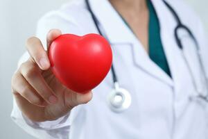 L'angine de poitrine est une maladie cardiaque courante chez l'adulte. les principaux facteurs de risque comprennent l'augmentation de l'âge. tabagisme excessif hyperlipidémie, diabète, hypertension artérielle photo