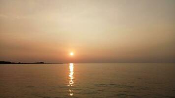 le coucher du soleil d'or moment, vu de le côte de central Java, Indonésie photo