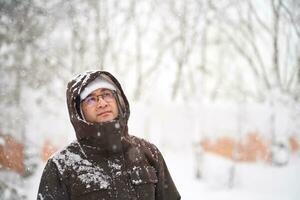 une homme dans hiver vêtements des stands sur le rue. photo