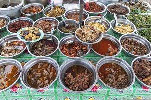 buffet de curry birman au marché de yangon myanmar