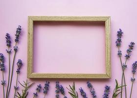 cadre en bois avec de belles fleurs de lavande parfumée photo