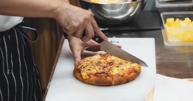 chef préparant la pizza, le processus de fabrication de la pizza photo