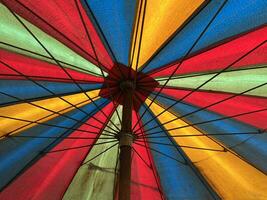 coloré parapluies sur le rue photo