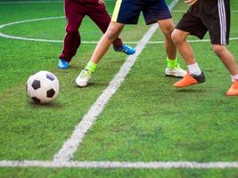 les footballeurs sont en compétition dans les sports de l'école primaire photo
