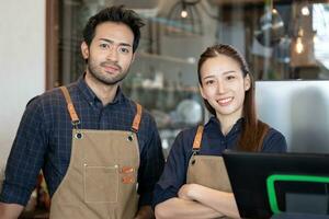 portrait asiatique couple propriétaire ouvert sur le premier journée de entreprise. garanties sécurité, propreté, ouvert le café magasin. ouvert pour Nouveau normal. petit entreprise, accueillir, restaurant, Accueil fait, famille photo