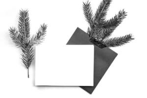 minimaliste carte postale disposition avec sapin branche dans rétro style. Noël, vacances détails, décorations, cadeaux, emballage. photo