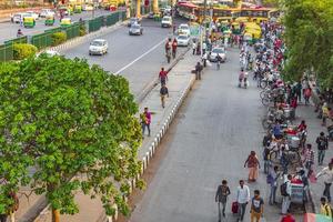 new-delhi delhi inde- gros trafic avec des bus et des personnes tuk tuks photo