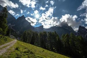 les nuages entourent les belles dolomites autour de san martino di castrozza et passo rolle, trento, italie photo