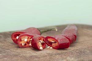 Macro shot chili paprika sur table en bois photo