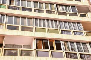 une bâtiment avec beaucoup les fenêtres photo