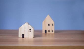 deux maisons modèles en bois posées sur une table en bois. photo