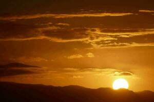 le Soleil ensembles plus de le montagnes photo