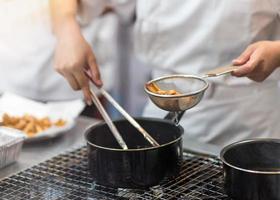 le chef cuisine des frites dans la cuisine, des frites photo