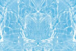 défocalisation flou transparent bleu coloré clair calme l'eau surface texture avec éclaboussures réflexion. branché abstrait la nature Contexte. l'eau vagues dans lumière du soleil avec copie espace. bleu aquarelle briller. photo