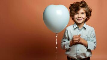 souriant peu garçon avec une ballon sur une pêche Contexte. photo