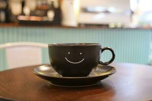 noir café tasse avec sourire forme conception sur il photo