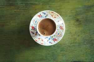 Haut vue de une tasse de turc café sur table photo