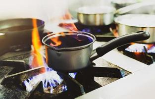 chef cuisinant, chef préparant la nourriture, chef décorant un plat dans la cuisine photo