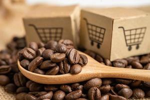 boîte avec le symbole du logo du panier sur les grains de café, import export photo