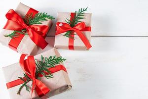 coffrets cadeaux avec ruban rouge et boules de Noël sur fond blanc. photo