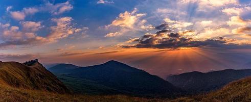 beau coucher de soleil sur le mont mon chong, chiang mai, thaïlande. photo