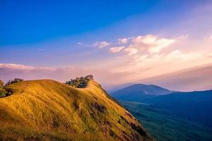 paysage de prairie dorée sur le mont mon chong, chiang mai, thaïlande. photo