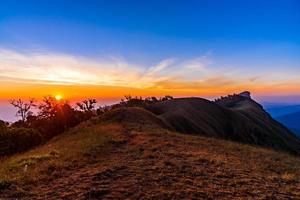 beau paysage sur le mont mon chong, chiang mai, thaïlande. photo