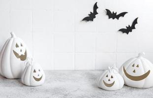 citrouilles d'halloween et décor de jack o lantern photo