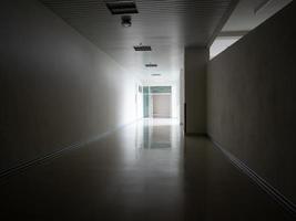 lumière à la sortie du couloir dans le bâtiment