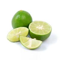 citron vert avec des tranches isolé sur fond blanc