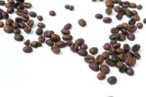 grains de café isolés sur fond blanc photo