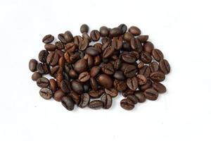 grains de café isolés sur fond blanc photo
