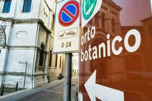 panneaux dans le des rues de Italie photo