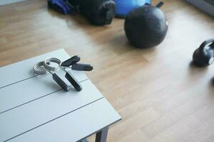 Gym équipement ou haltère kettlebell dans une Gym banc photo